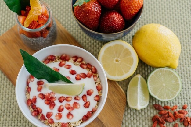 Bovenaanzicht van fruit voor het ontbijt