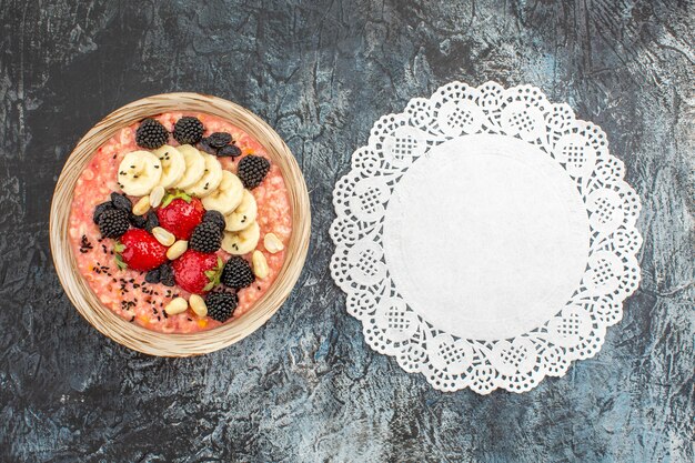 Bovenaanzicht van fruitige muesli met vers gesneden fruit