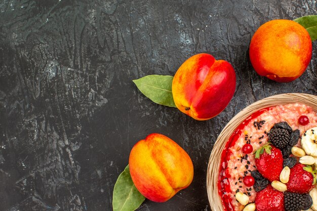 Bovenaanzicht van fruitige muesli met vers gesneden fruit