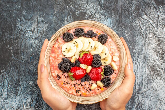 Bovenaanzicht van fruitige muesli met vers gesneden fruit