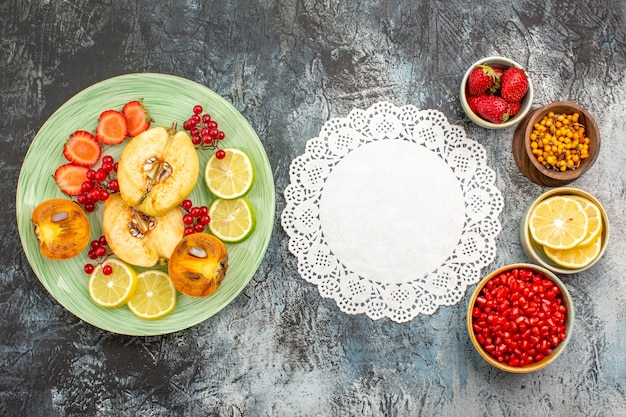 Bovenaanzicht van fruitige salade met vers gesneden fruit