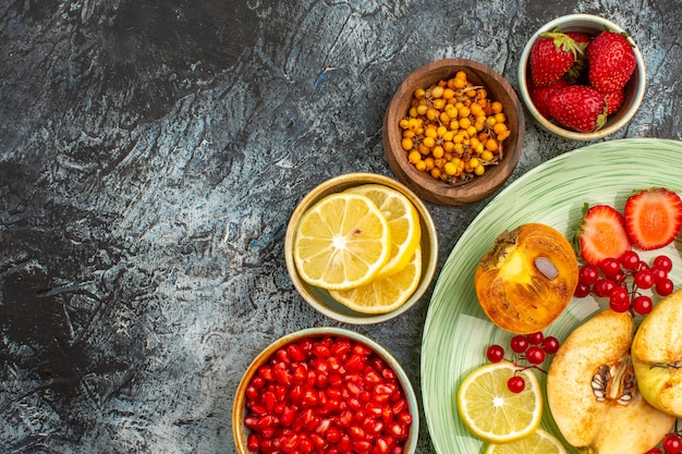 Bovenaanzicht van fruitige salade met vers gesneden fruit