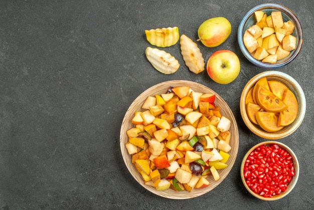 Bovenaanzicht van fruitige salade met vers gesneden fruit