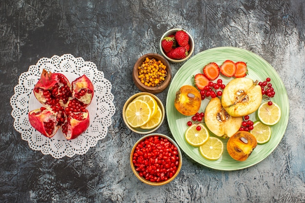 Bovenaanzicht van fruitige salade met vers gesneden fruit