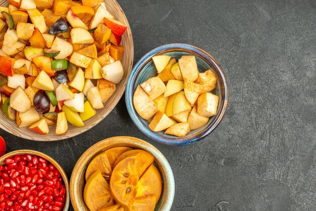 Bovenaanzicht van fruitige salade met vers gesneden fruit