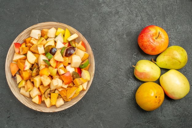 Bovenaanzicht van fruitige salade met vers gesneden fruit