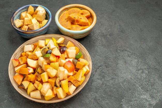 Bovenaanzicht van fruitige salade met vers gesneden fruit