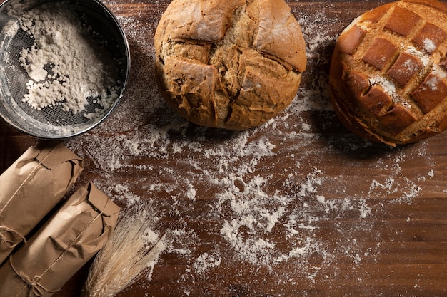 Bovenaanzicht van gebakken brood met bloem