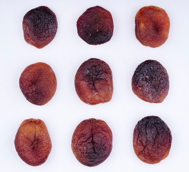 Bovenaanzicht van gedroogde abrikozen geïsoleerd op een witte achtergrond