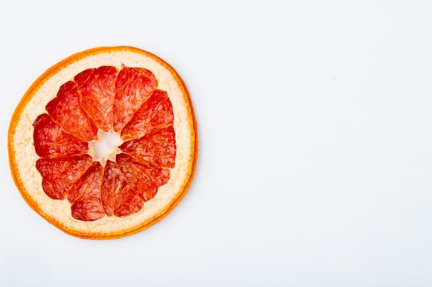 Bovenaanzicht van gedroogde grapefruit segment geïsoleerd op een witte achtergrond met kopie ruimte
