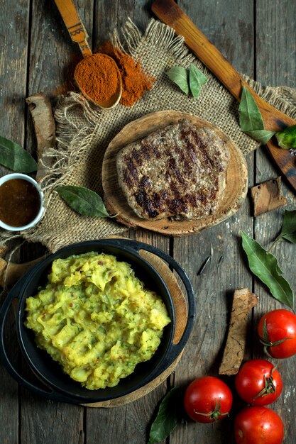 Bovenaanzicht van gegrilde biefstuk geserveerd met aardappelpuree