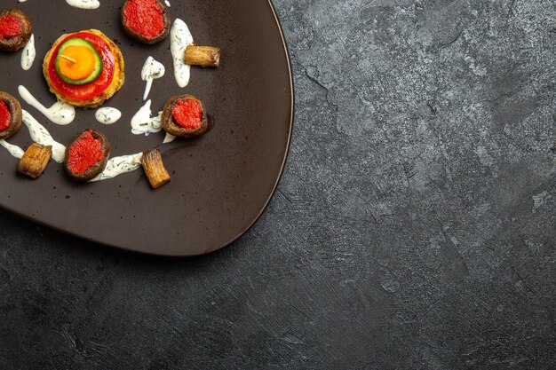 Bovenaanzicht van gekookte pompoenen ontworpen maaltijd binnen plaat op het grijze oppervlak