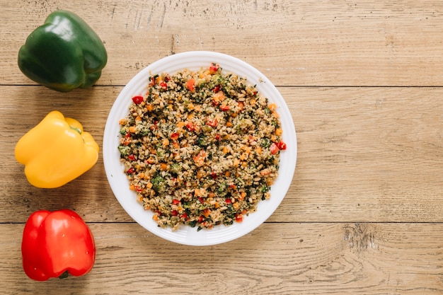 Bovenaanzicht van gerechten met kleurrijke paprika en kopie ruimte