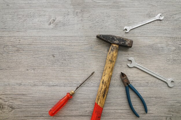 Bovenaanzicht van gereedschap op houten oppervlak voor vaderdag