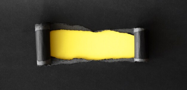 Bovenaanzicht van gescheurd papier met blanco voor cyber maandag