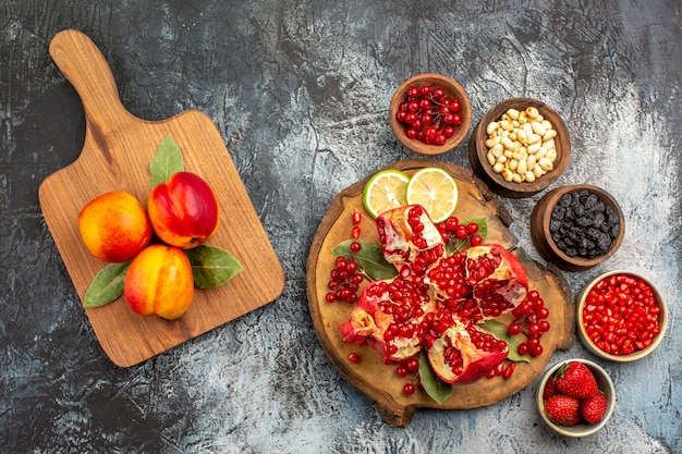 Bovenaanzicht van gesneden granaatappels met verschillende ingrediënten