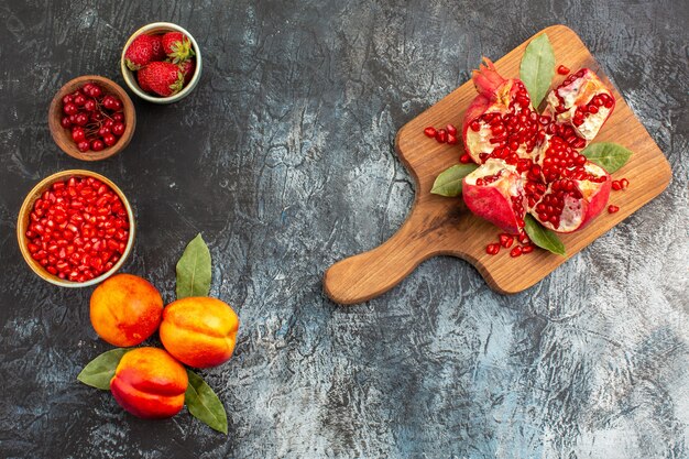 Bovenaanzicht van gesneden granaatappels met verschillende ingrediënten