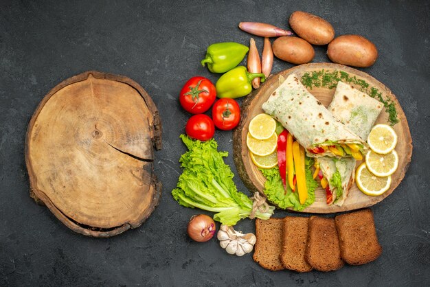 Bovenaanzicht van gesneden heerlijke shaurma vleessandwich met brood en groenten