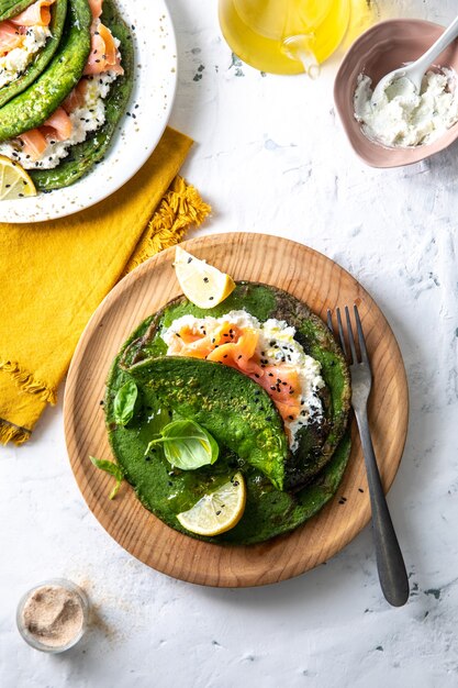 Bovenaanzicht van gezond ontbijt met avocado, ei, limoen en muntblad