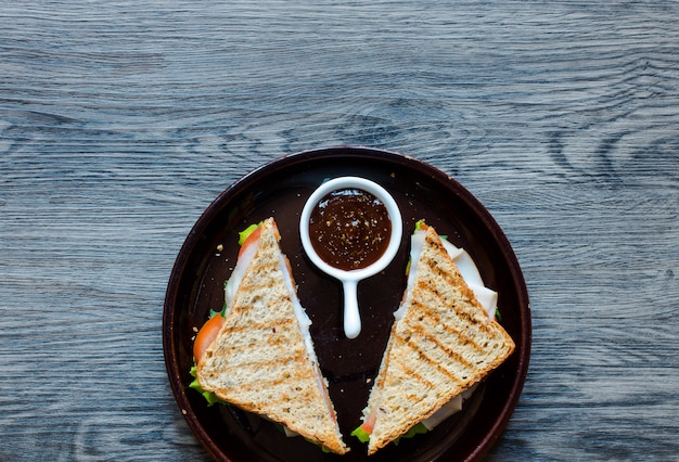 Bovenaanzicht van gezonde sandwich, op een houten achtergrond Premium Foto