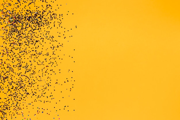 Bovenaanzicht van glitter op oranje achtergrond