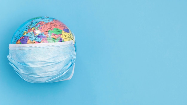 Bovenaanzicht van globe medische masker dragen met kopie ruimte
