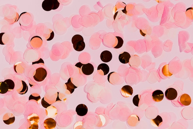 Bovenaanzicht van gouden en roze confetti op nieuwjaarsfeest