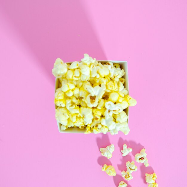 Bovenaanzicht van gouden popcorn doos