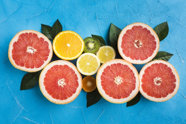 Bovenaanzicht van grapefruis en limoen met leafes