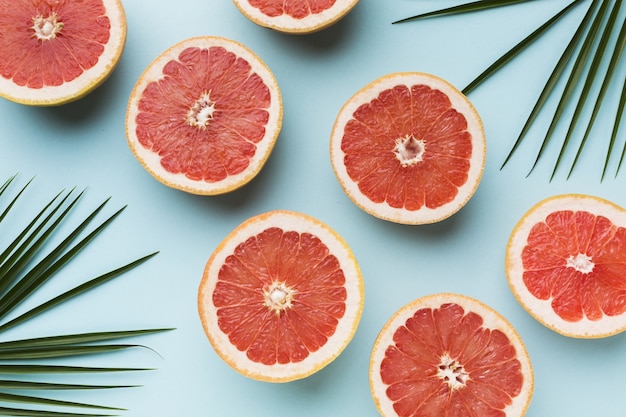 Bovenaanzicht van grapefruits met bladeren