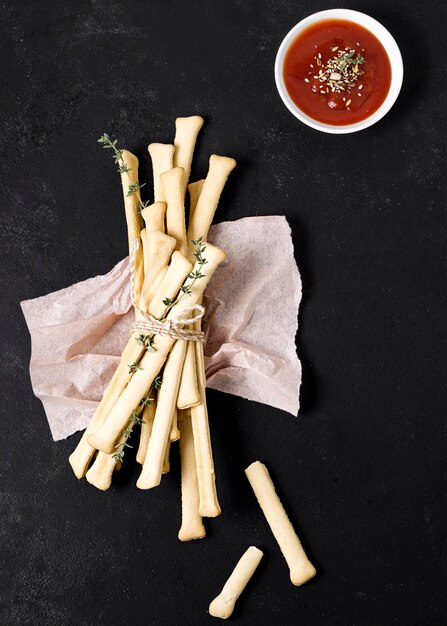 Bovenaanzicht van grissini met ketchup