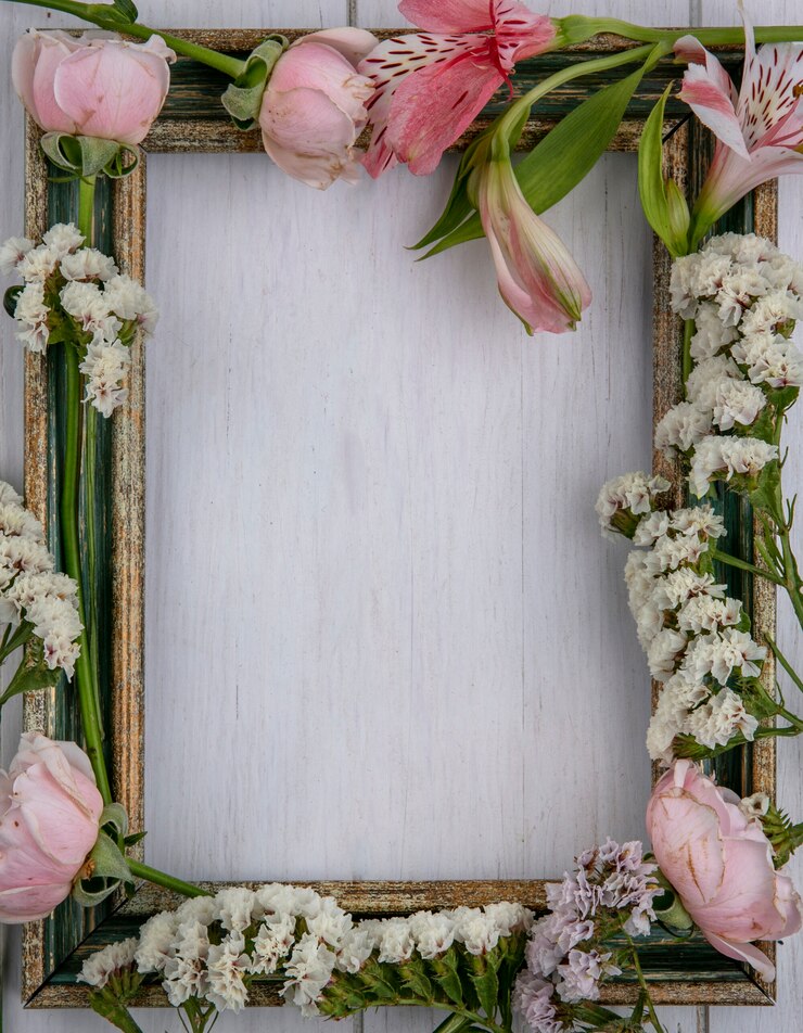 Gratis Foto bovenaanzicht van groenachtig gouden frame met lichtroze bloemen op een grijze ondergrond
