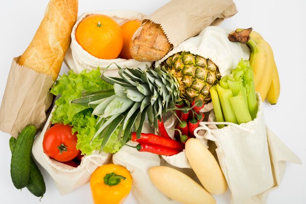 Bovenaanzicht van groenten en fruit in herbruikbare zakken met brood