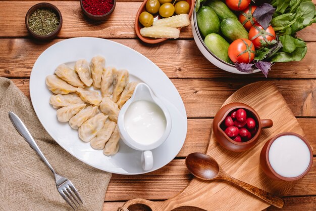 Bovenaanzicht van gurza dumplings schotel geserveerd met yoghurt