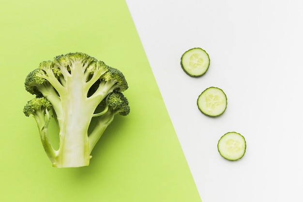 Bovenaanzicht van halve broccoli en komkommer segmenten