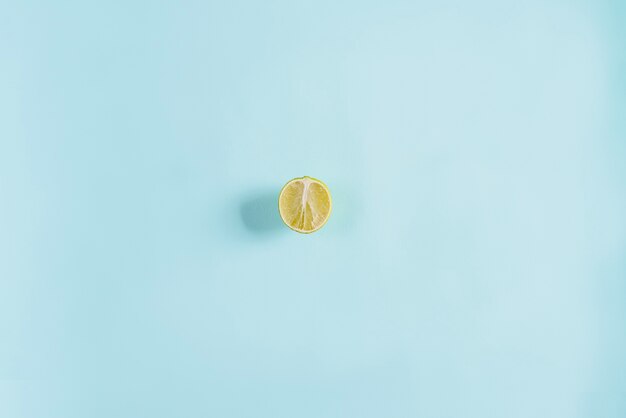 Bovenaanzicht van halve citroen