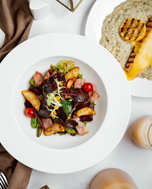 Bovenaanzicht van ham salade met groenten