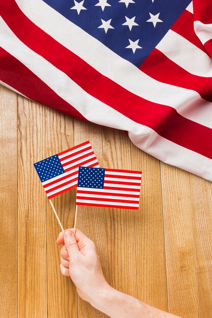 Bovenaanzicht van hand met Amerikaanse vlaggen