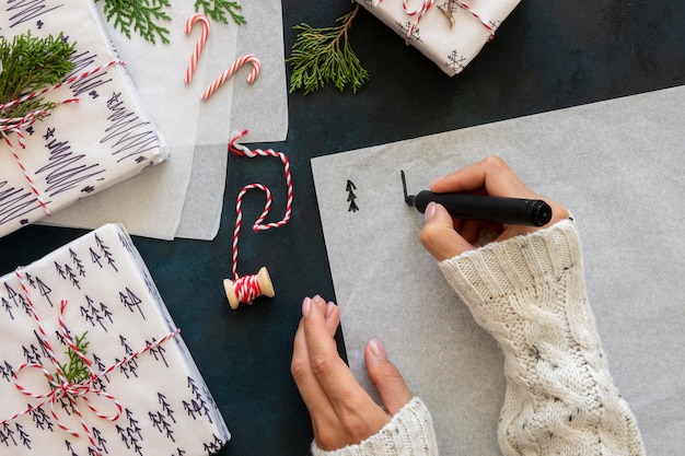 Bovenaanzicht van handen kerstbomen tekenen op papier