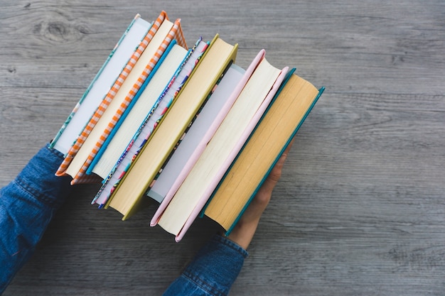 Bovenaanzicht van handen met boeken