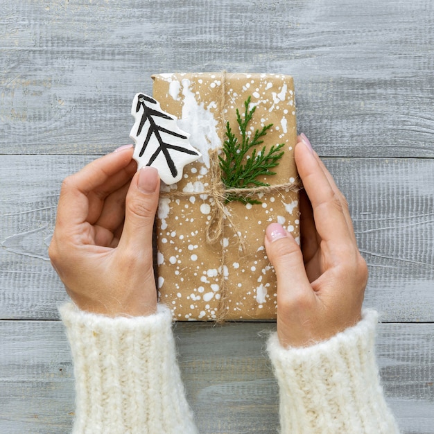 Bovenaanzicht van handen met kerstcadeau