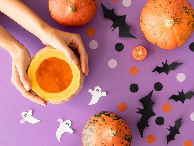 Bovenaanzicht van handgemaakte halloween-arrangementen