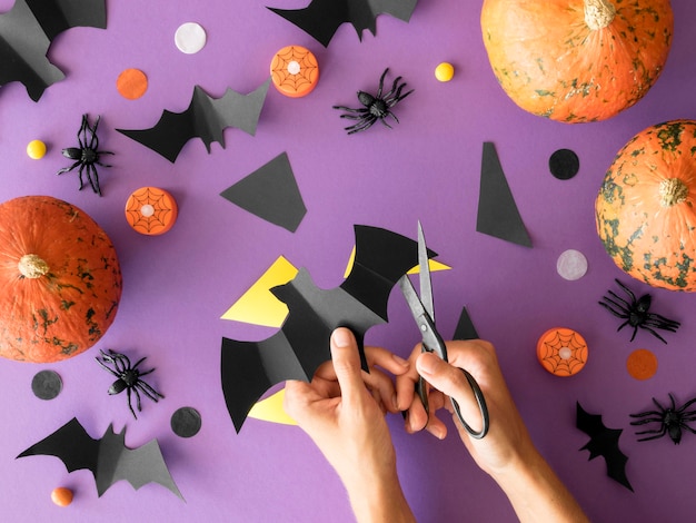 Gratis foto bovenaanzicht van handgemaakte halloween-arrangementen