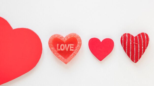 Bovenaanzicht van harten voor Valentijnsdag