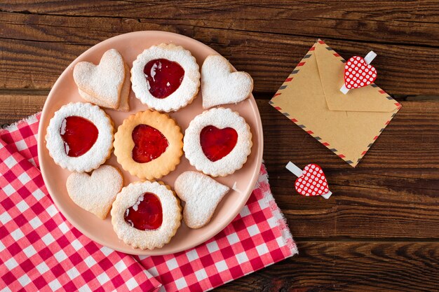 Bovenaanzicht van hartvormige koekjes op plaat met jam