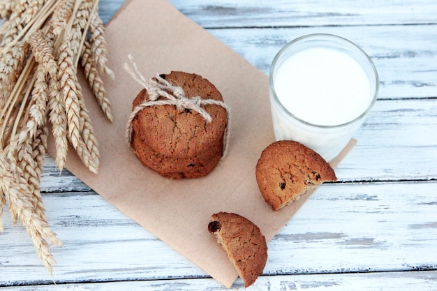 Gratis foto bovenaanzicht van havermout cookies gebonden met touw