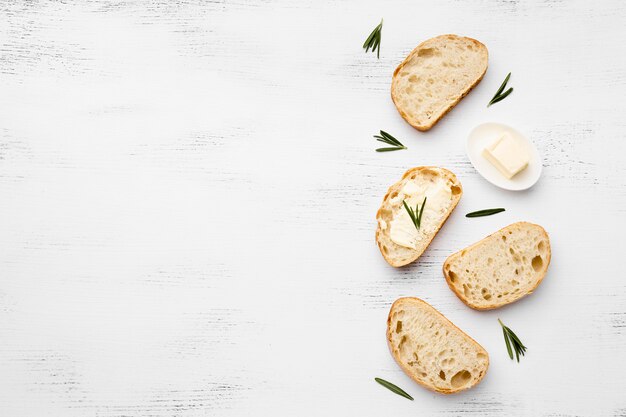 Bovenaanzicht van heerlijk brood concept met kopie ruimte