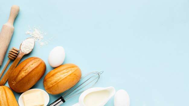 Bovenaanzicht van heerlijk brood concept met kopie ruimte