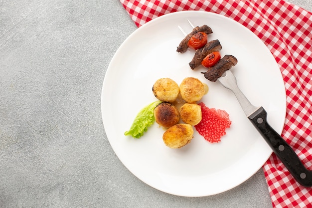 Bovenaanzicht van heerlijk eten arrangement