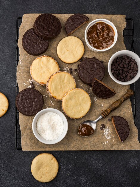 Bovenaanzicht van heerlijke alfajores arrangement